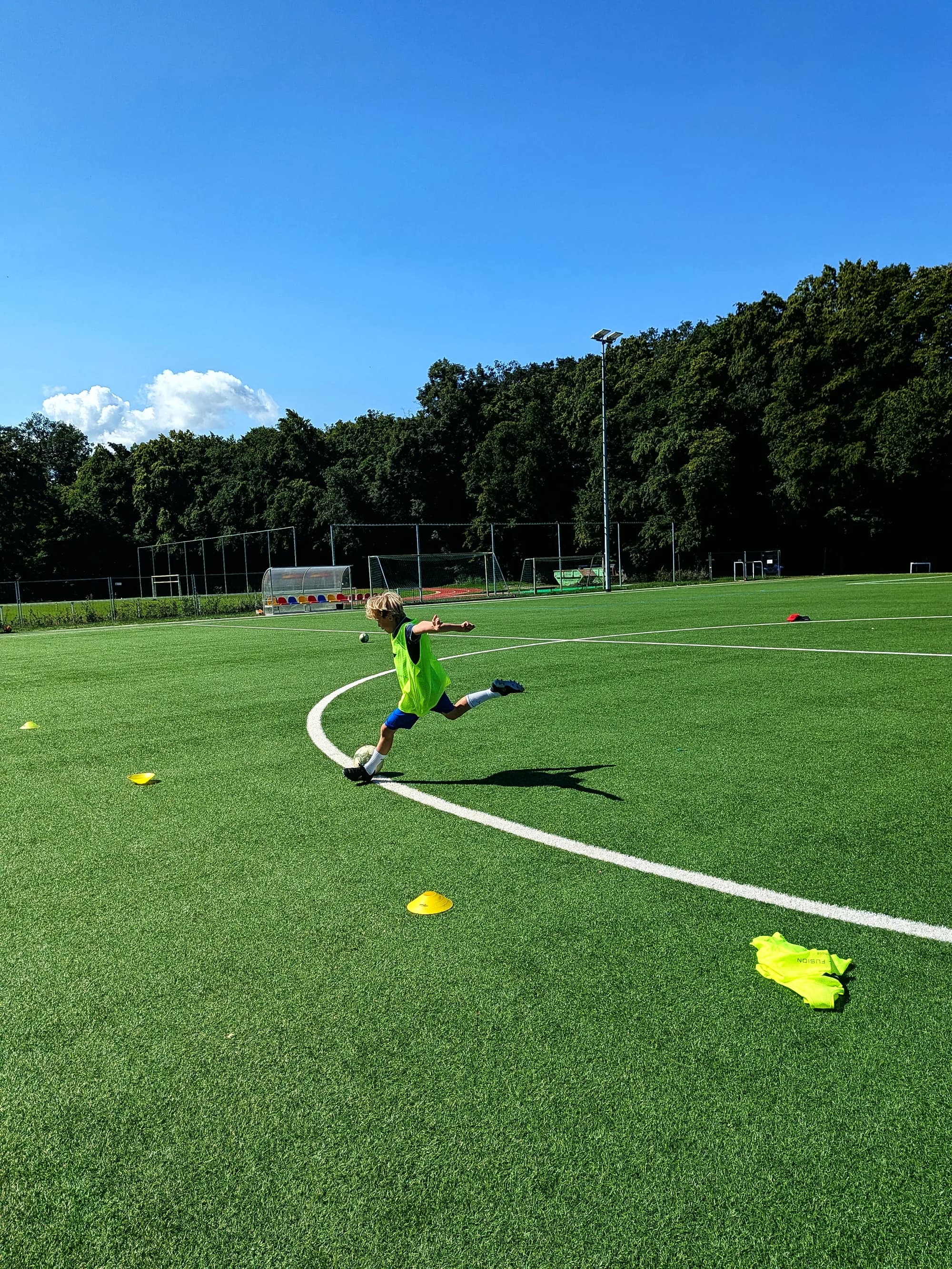 Kind beim Anstoß über die Mittellinie im Football-Fusion-Feriencamp