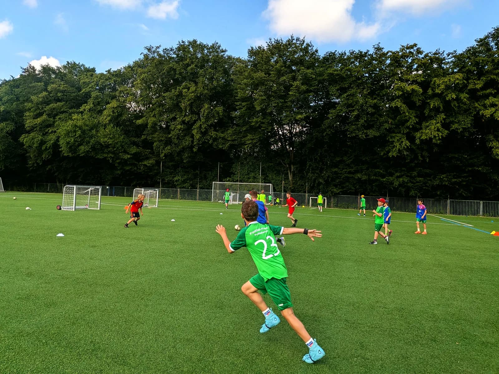 Spielszene im Sommercamp, Sprint zum Ball