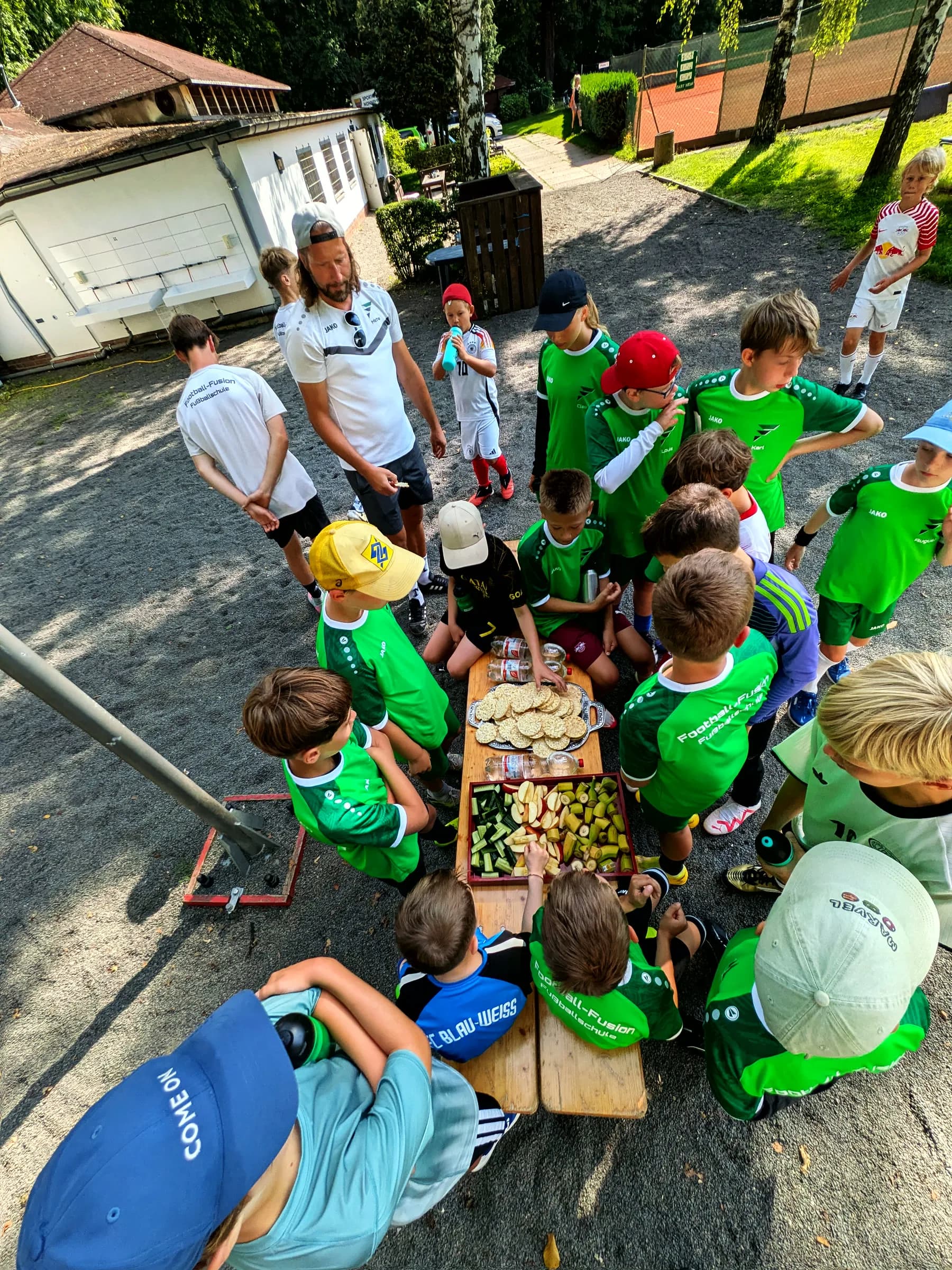 Gemeinsames Mittagessen im Camp
